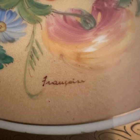 Hand-painted Limoges porcelain dish .
Elegant Gold and White Decorative Bowl - Picture 7 of 8